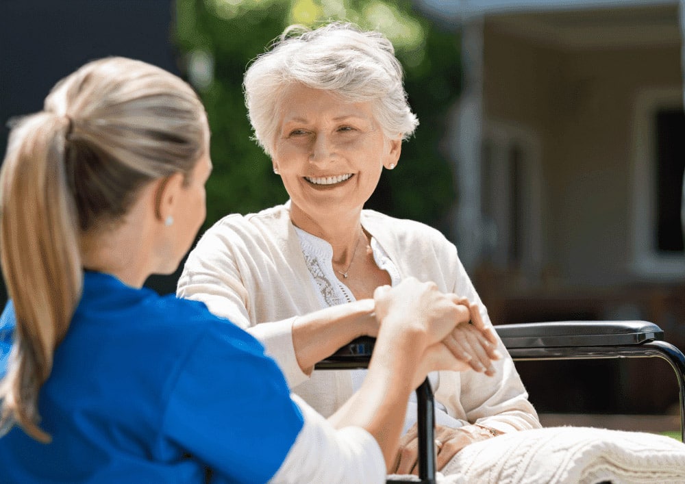 Altenpflegerin mit Seniorin