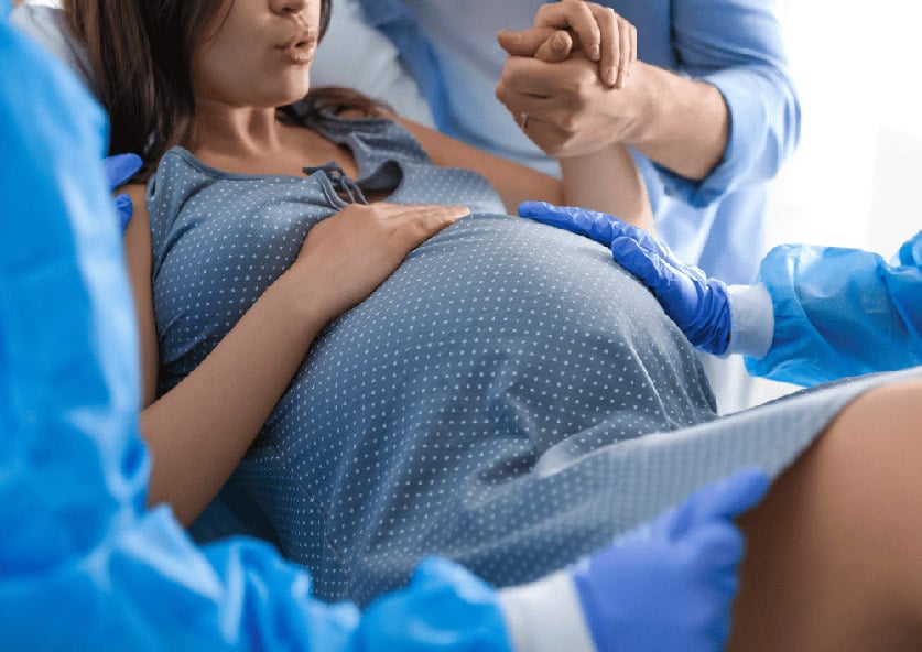 Schwangere Frau im Krankenhausbett